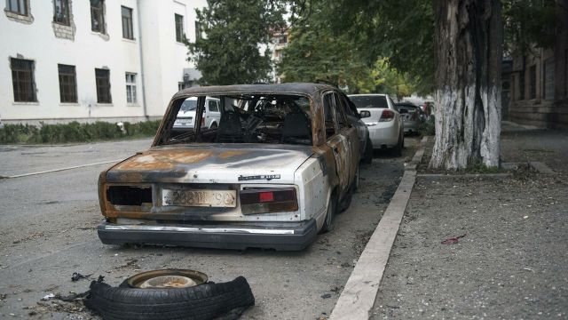 Легковой автомобиль, искореженный и обгоревший в результате обстрелов Степанакерта в Нагорном Карабахе