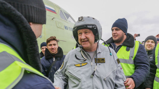 Летчик-испытатель ПАО "Ильюшин", Герой России Николай Куимов после первого испытательного полета новейшего российского легкого военно-транспортного самолета Ил-112В