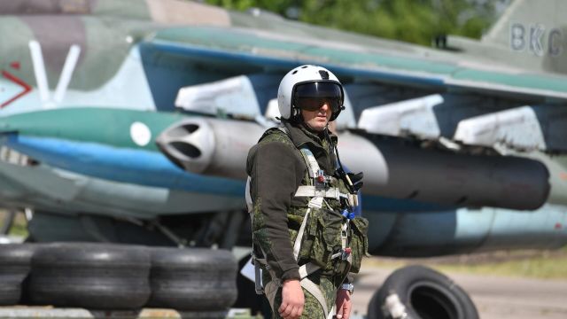 Летчик возле самолета Су-25 "Грач", задействованного в специальной военной операции на Харьковском направлении