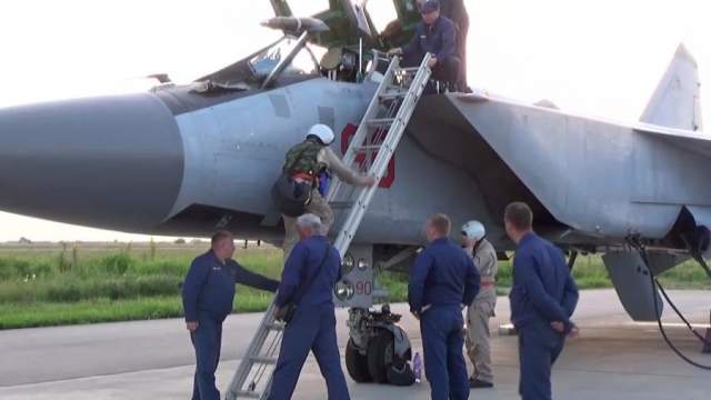 Летчики истребителя-перехватчика МиГ-31К с гиперзвуковыми ракетами «Кинжал»