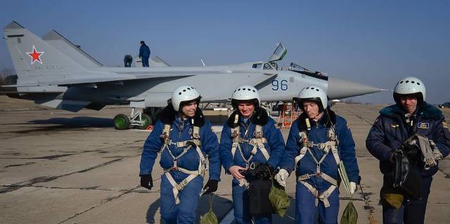 Летчики у истребителей-перехватчиков МиГ-31БМ на военном аэродроме "Центральная Угловая", Приморский край