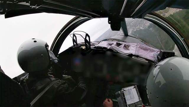 Летчики в кабине истребителя-бомбардировщика Су-34