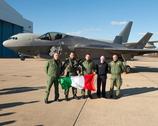 Летчики ВВС Италии на фоне истребителя F-35A