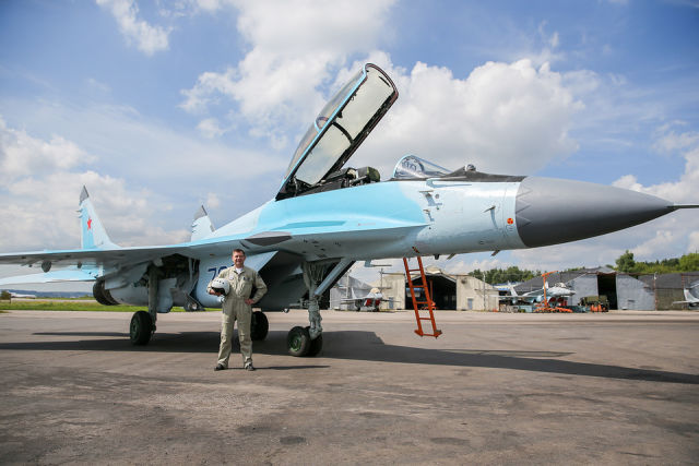 Летчик-испытатель Михаил Беляев у истребителя МиГ-35