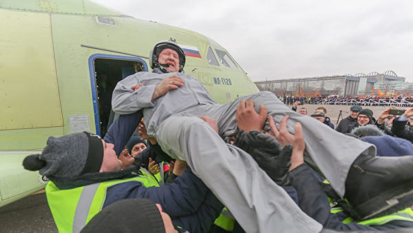 Летчик-испытатель ПАО "Ильюшин" Николай Куимов после первого испытательного полета самолета Ил-112В. 30 марта 2019
