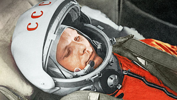 Летчик-космонавт Юрий Гагарин в кабине космического корабля “Восток”. 12 апреля 1961 года