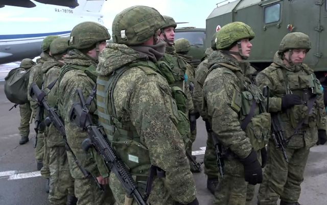 Личный состав миротворческих сил ОДКБ на аэродроме в Алма-Ате. Скриншот видео