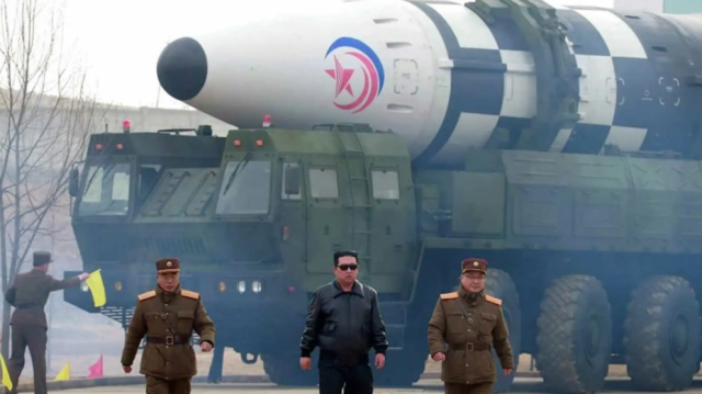 Лидер КНДР Ким Чен Ын на фоне ракеты «Хвасон-17»
