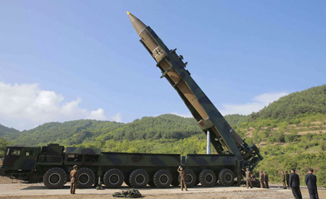 Лидер КНДР Ким Чен Ын осматривает ракету "Хвасон-14" перед испытаниями. 4 июля 2017