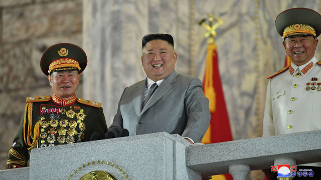 Лидер Северной Кореи Ким Чен Ын во время парада в Пхеньяне, КНДР