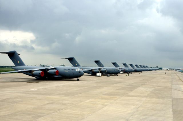 Линейка тяжелых военно-транспортных самолетов Boeing C-17A Globemaster III 81-й эскадрильи ВВС Индии на авиабазе Хиндон, август 2019 года
