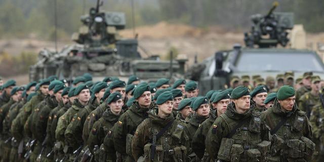 Литовские солдаты во время учений НАТО Iron Sword 2014 поблизости от Вильнюса