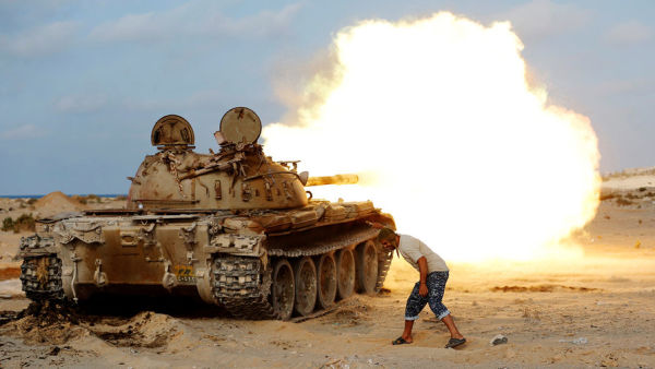Ливийский военный и советский танк Т-55 во время боя с боевиками в провинции Сирт, август 2016 года