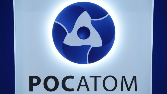 Логотип на стенде государственной корпорации по атомной энергии "Росатом"