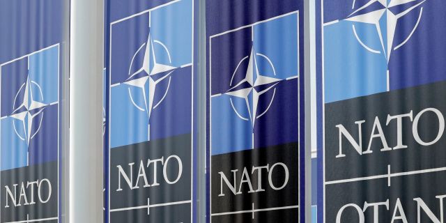Логотипы НАТО перед штаб-квартирой организации в Брюсселе