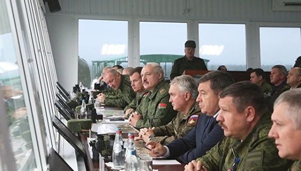 Лукашенко наблюдает за ходом учения Запад-2017 на полигоне Борисовский