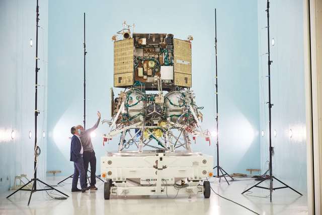 «Луна-25» должна была отправиться к спутнику Земли еще в 2015 году, однако вот уже семь лет запуск переносят
