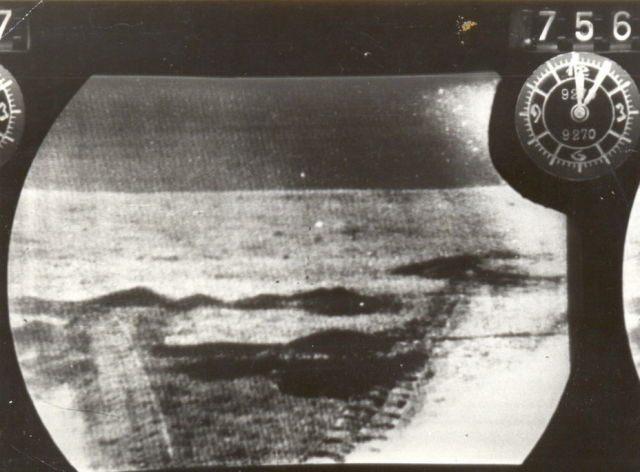 Лунная поверхность через иллюминатор системы малокадрового телевидения "Лунохода-1".