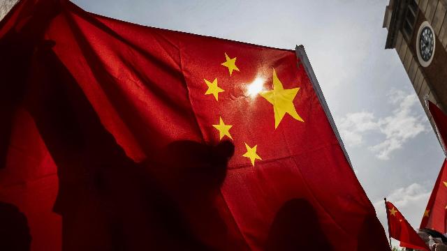 Люди несут китайские национальные флаги. Архивное фото