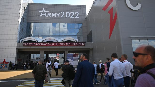 Люди у Конгрессно-выставочного центра "Патриот" перед открытием Международного военно-технического форума "Армия-2022" и армейских международных игр "АрМИ-2022"