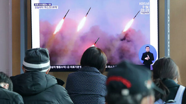 Люди смотрят новости в сеульском метро о запуске ракет в КНДР