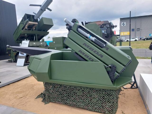 Макет башни боевой машины 30-мм самоходного зенитного артиллерийского комплекса Rheinmetall Skyranger 30 в исполнении для германской армии с дополнительной пусковой установкой перспективного противодронового зенитного ракетного комплекса MBDA DefendAir