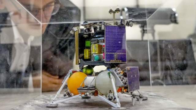 Макет планируемой автоматической межпланетной станции «Луна-25» в музее при Институте космических исследований РАН