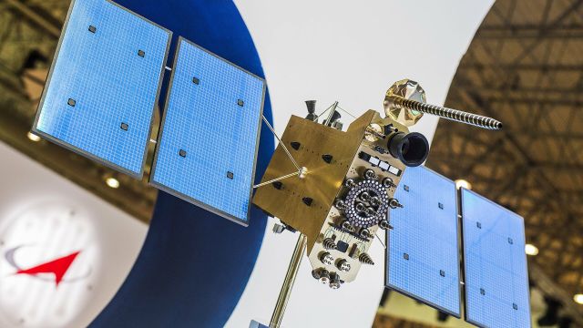 Макет российского космического аппарата серии "Глонасс-К"