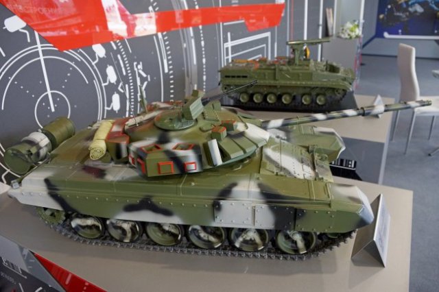 Макет танка Т-80 с комплексом активной защиты "Арена-Э". Красным цветом выделены элемента защиты, расположенные вокруг башни и на ее крыше.