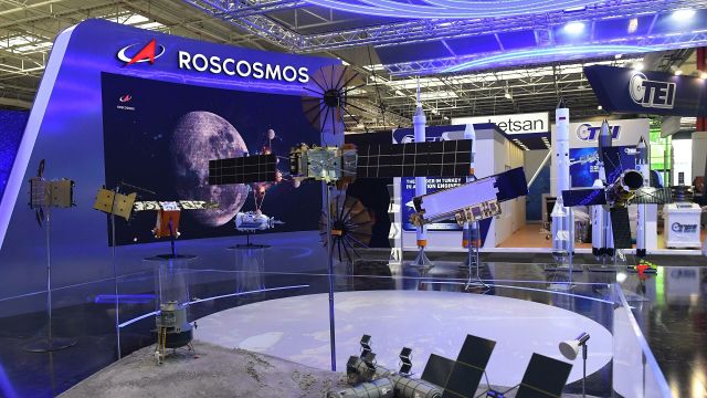 Макет участка лунной поверхности с элементами инфраструктуры пилотируемых экспедиций в павильоне "Роскосмоса"