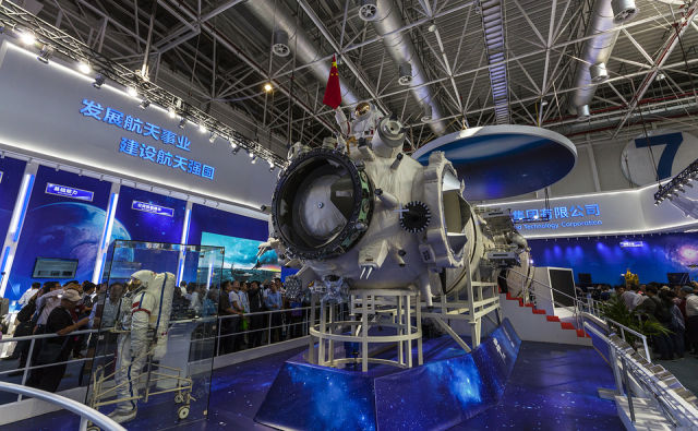 Макет базового модуля национальной космической станции "Тяньхэ"