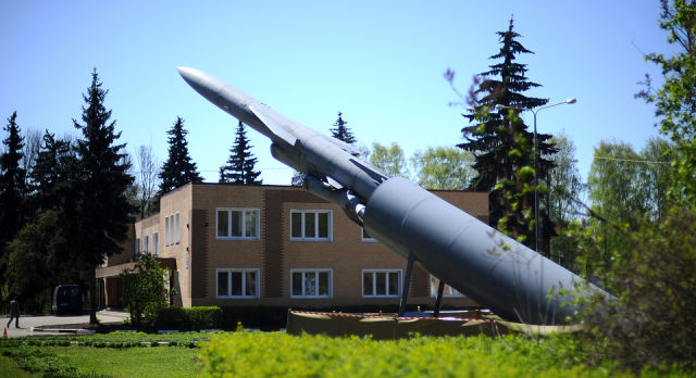 Макет ракеты у здания Военно-промышленной корпорации "НПО машиностроения"