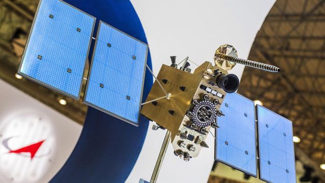 Макет российского космического аппарата серии "Глонасс" на стенде АО "Информационные спутниковые системы"