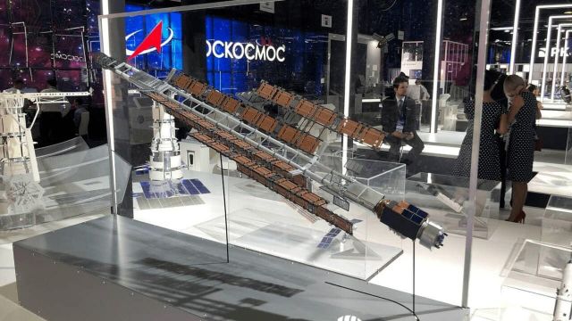 Макет спутника "Зевс" с ядерным буксиром для полётов к планетам Солнечной системы