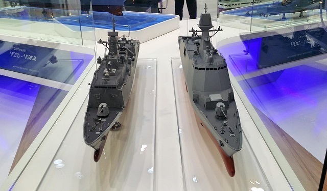 Макеты фрегатов проектов FFX Batch I (слева) и FFX Batch III (справа)