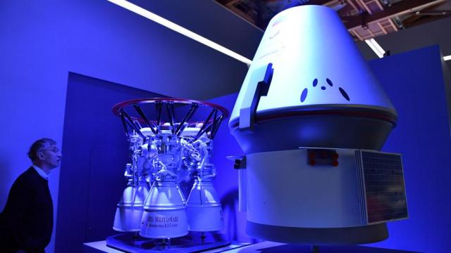 Макеты корабля «Федерация» и двигателя РД-171 на выставке «Россия, устремленная в будущее»