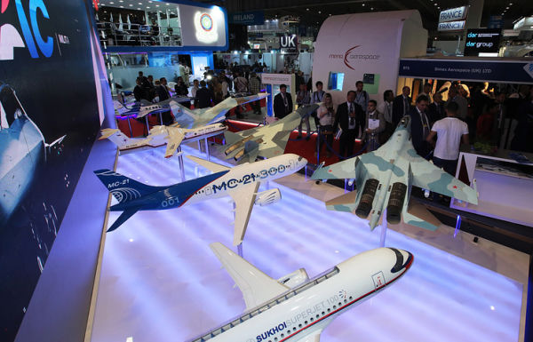 Макеты пассажирских самолетов Sukhoi Superjet 100 и МС-21-300 на российском стенде на международной авиационно-космической выставке Dubai Airshow