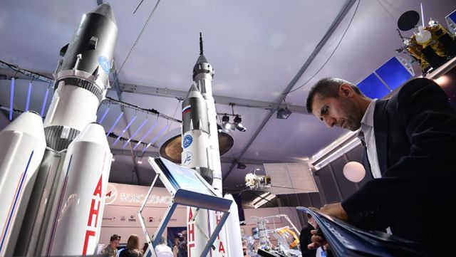 Макеты ракетоносителей "Ангара-А5" на стенде "Роскосмоса" на Международном авиационно-космическом салоне МАКС-2017 в Жуковском