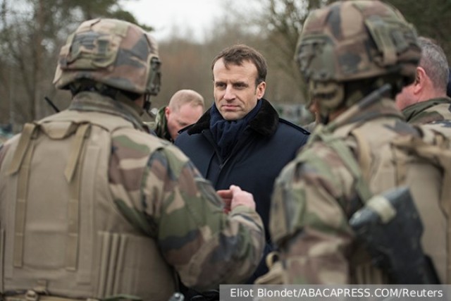 Макрон готовится милитаризировать Францию