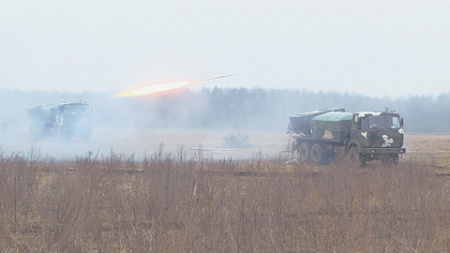 Максимальная дальность стрельбы системы «БелГрад-2» составляет 20 километров, а специальными снарядами – до 45 километров. Фото с сайта www.mil.by
