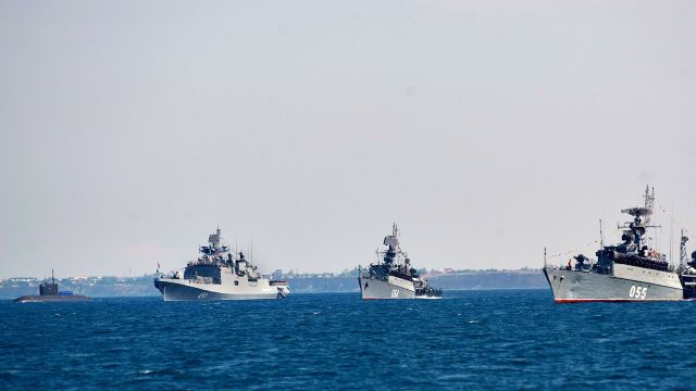 Малый противолодочный корабль "Касимов", малый противолодочный корабль "Ейск", фрегат "Адмирал Макаров" и подводная лодка "Ростов-на-Дону"