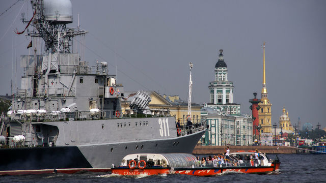 Малый противолодочный корабль "Казанец" в акватории реки Невы