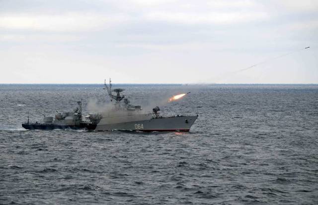 Малый противолодочный корабль проекта 1124М "Ейск" во время совместных учений Северного и Черноморского флотов