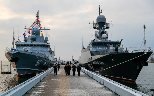 Малый ракетный корабль "Мытищи" проекта 22800 "Каракурт" и малый ракетный корабль "Зеленый Дол" проекта 21631 "Буян-М"