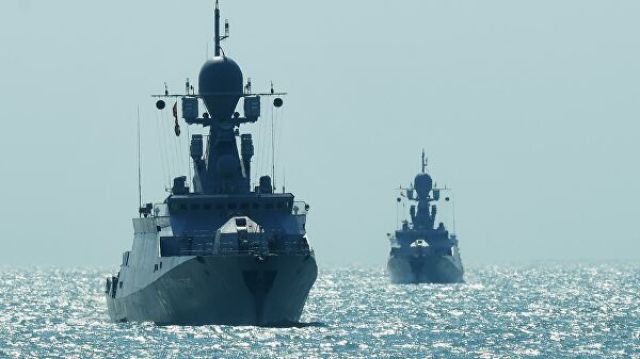 Малый ракетный корабль проекта 21631 "Великий Устюг" и "Углич" на учениях корабельных ударных групп Каспийской флотилии