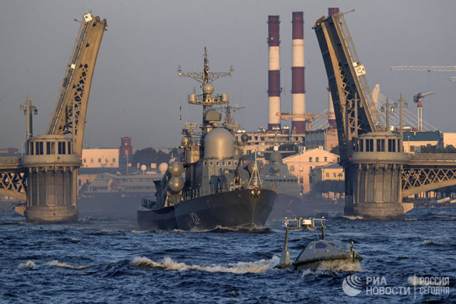 Малый ракетный корабль Серпухов на репетиции парада в честь Дня Военно-морского флота в акватории Невы в Санкт-Петербурге