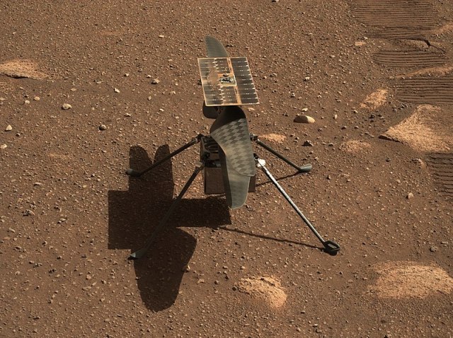 Марсианский вертолет Ingenuity крупным планом. Снимок сделан на систему камер Mastcam-Z, установленных на мачте марсохода Perseverance.