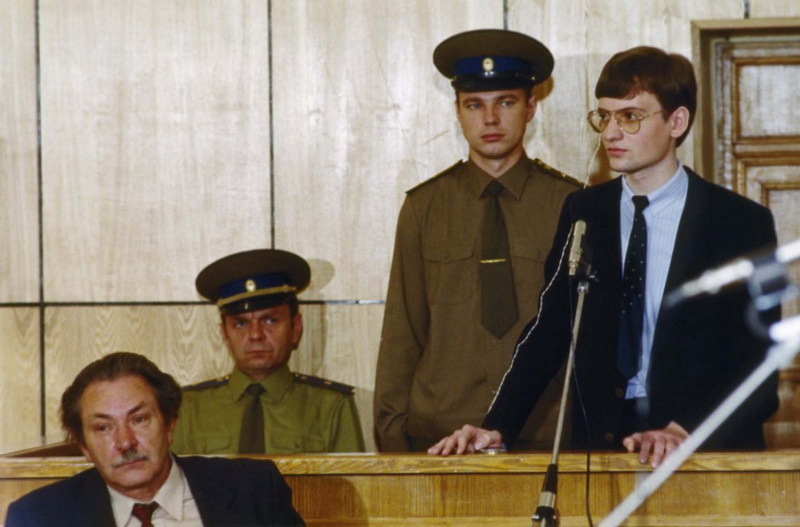 Матиас Руст на суде. На заглавной фотографии — самолёт Матиаса Руста ...