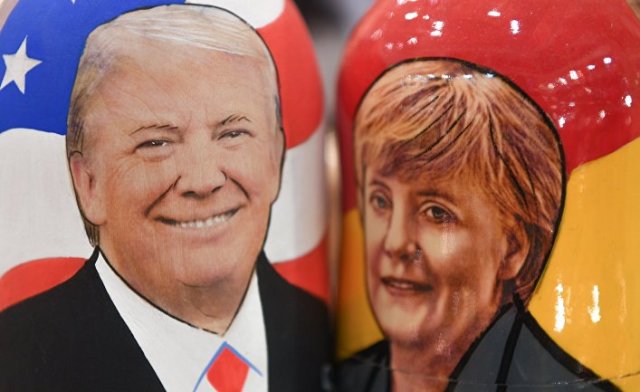 Матрешки с изображением президента США Дональда Трампа и канцлера Германии Ангелы Меркель