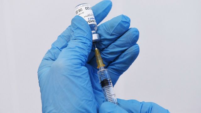 Медицинская сестра набирает в шприц вакцину "Гам-КОВИД-Вак"